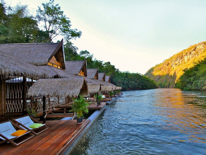 The Floathouse River Kwai Resort nằm bên cạnh sông Kwai