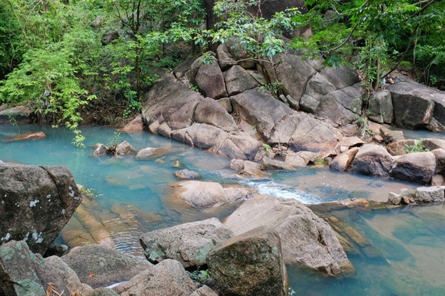 Suối Đá ở núi Dinh với dòng nước trong xanh, mát lành, len lỏi qua những khe đá hùng vĩ tạo nên khung cảnh thiên nhiên tuyệt đẹp. 