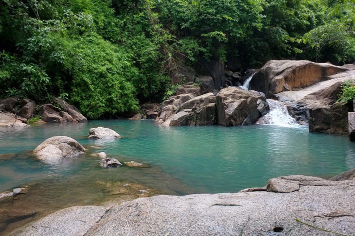 Suối Tiên nằm cách Sài Gòn khoảng 85 km theo hướng quốc lộ 51 đến xã Tân Hải (Bà Rịa – Vũng Tàu), men theo con đường nhựa uốn lượn, có đoạn đường đất đá gồ ghề đầy thử thách với các tín đồ thích “trèo đèo lội suối”. 