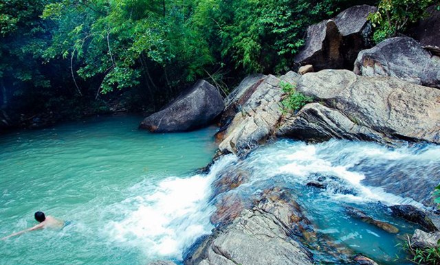 Lạc bước vào khu thượng nguồn Suối Đá - Suối Tiên, bạn còn được ngắm nhìn và cảm nhận không khí trong lành mát rượi của cánh rừng xanh và cả tiếng nước chảy róc rách thanh bình giữa thiên nhiên.