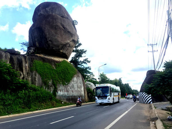 Nằm trên quốc lộ 20 hướng về Đà Lạt, cách ngã ba Dầu Giây khoảng 50 km và cách TP HCM 110 km, thắng cảnh Đá Ba Chồng, huyện Định Quán, tỉnh Đồng Nai là quần thể đá gồm nhiều hòn xếp chồng lên nhau. Đặc biệt có hòn nằm cheo leo như muốn đổ xuống quốc lộ.