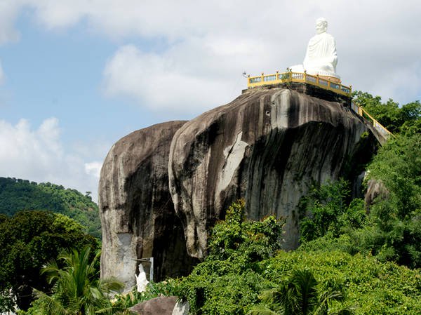 Ngoài các hòn đá chồng lên nhau và hòn đá dĩa khổng lồ, thắng cảnh Đá Ba Chồng còn thu hút khách du lịch bởi núi Đá Voi. Nhìn từ xa, hai hòn đá khổng lồ có hình dạnh như hai chú voi đi cạnh nhau. Do núi hướng ra biển, chính quyền địa phương đã đồng ý cho xây tượng Phật khổng lồ để người dân có thể đến viếng. Đứng tại sảnh tượng Phật, du khách có thể đưa mắt nhìn sang tận Bình Thuận.