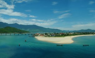 Vẻ đẹp hút hồn của Vịnh Lăng Cô