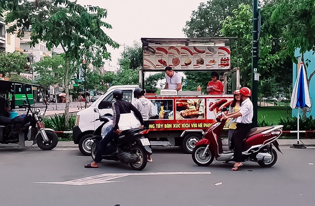 Cận cảnh lò xúc xích Đức truyền thống cổ hiếm hoi tại Sài Gòn - 5