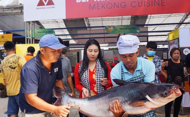 Cá tra sông 30kg được chế biến 30 món ở Hội chợ du lịch quốc tế Cần Thơ