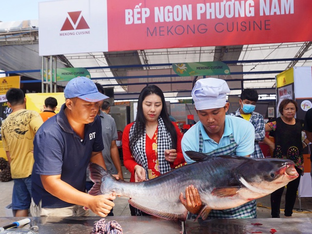 Cá tra sông 30kg được chế biến 30 món ở Hội chợ du lịch quốc tế Cần Thơ - 1