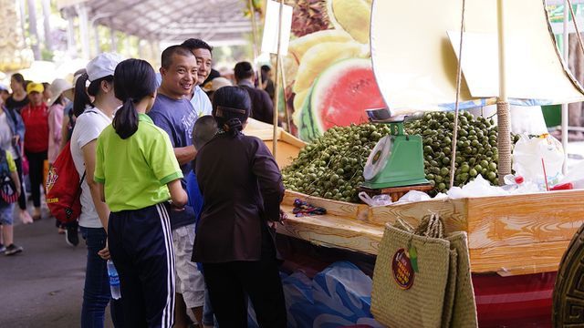 Suối Tiên giảm giá túi cói từ 20.000 đồng xuống còn 10.000 đồng - 1