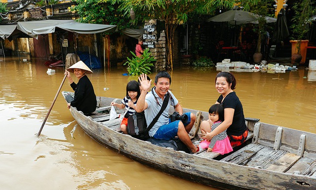 Hội An là điểm lựa chọn không thể thiếu của du khách khi đi du lịch. Trong ảnh: Du khách trải nghiệm mùa nước lụt trên phố cổ Hội An