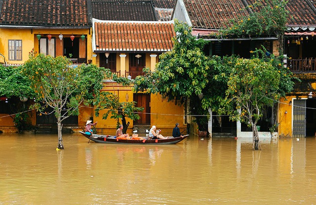 Hội An là điểm du lịch hấp dẫn của Quảng Nam. Trong ảnh: Du khách đi ghe tham quan phố cổ trong mùa mưa lũ