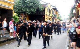 Màn trình diễn nhạc cụ dân tộc ấn tượng trên đường phố Hội An