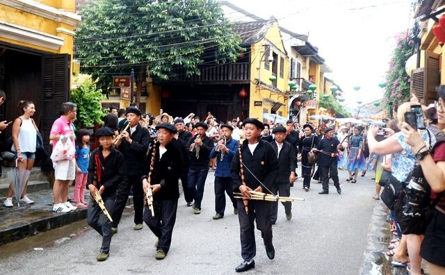 Màn trình diễn nhạc cụ dân tộc ấn tượng trên đường phố Hội An