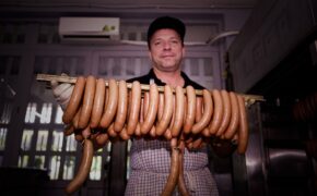 Cận cảnh lò xúc xích Đức truyền thống cổ hiếm hoi tại Sài Gòn