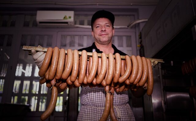 Cận cảnh lò xúc xích Đức truyền thống cổ hiếm hoi tại Sài Gòn