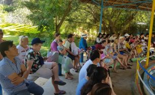 Du khách vỗ tay không ngớt khi chứng kiến… gấu khéo léo chạy xe máy