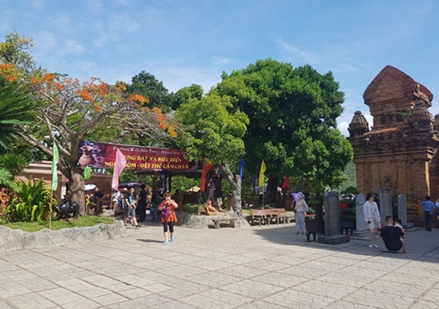 Biểu diễn thổ cẩm trong khuôn khổ Festival Biển Nha Trang - Khánh Hòa 2019 - 1