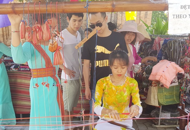 Biểu diễn thổ cẩm trong khuôn khổ Festival Biển Nha Trang - Khánh Hòa 2019 - 3