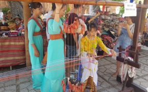 Biểu diễn thổ cẩm trong khuôn khổ Festival Biển Nha Trang – Khánh Hòa 2019