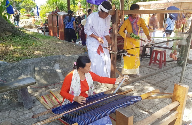 Biểu diễn thổ cẩm trong khuôn khổ Festival Biển Nha Trang - Khánh Hòa 2019 - 5