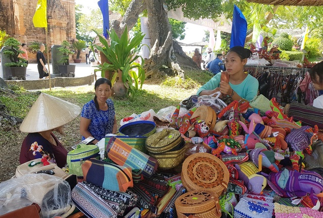 Biểu diễn thổ cẩm trong khuôn khổ Festival Biển Nha Trang - Khánh Hòa 2019 - 7