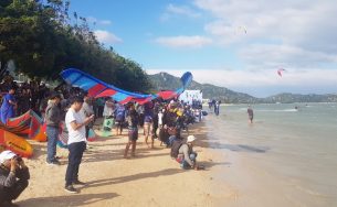 Du khách mãn nhãn với “bữa tiệc” ván diều trên biển Ninh Thuận