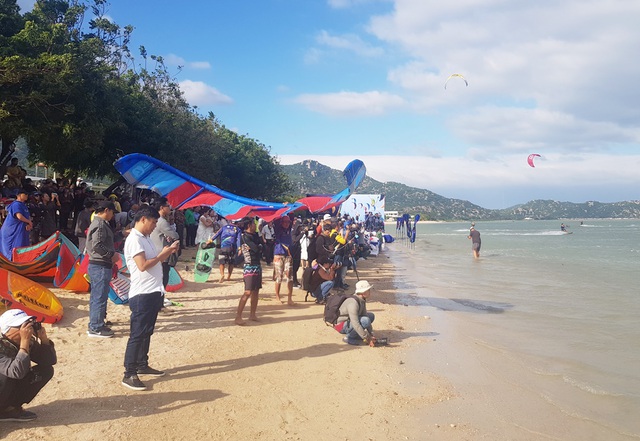 Du khách mãn nhãn với “bữa tiệc” ván diều trên biển Ninh Thuận - 1