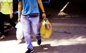 Suối Tiên giảm giá túi cói từ 20.000 đồng xuống còn 10.000 đồng