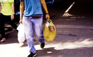 Suối Tiên giảm giá túi cói từ 20.000 đồng xuống còn 10.000 đồng