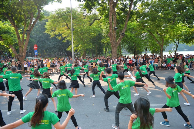 Go Green - Làn sóng “Du lịch xanh” đổ bộ phố đi bộ Hồ Gươm - 3 Go Green - Làn sóng “Du lịch xanh” đổ bộ phố đi bộ Hồ Gươm - 3
