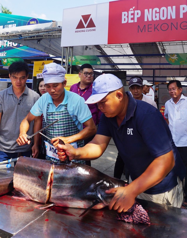 Cá tra sông 30kg được chế biến 30 món ở Hội chợ du lịch quốc tế Cần Thơ - 3