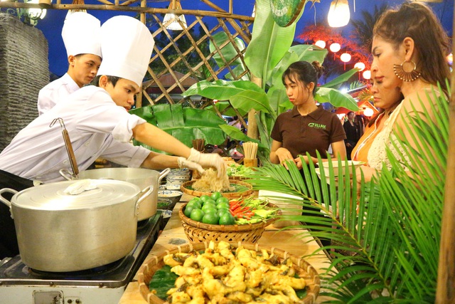 Lần đầu tiên tổ chức chợ ẩm thực di sản Hội An - 3 Lần đầu tiên tổ chức chợ ẩm thực di sản Hội An - 3