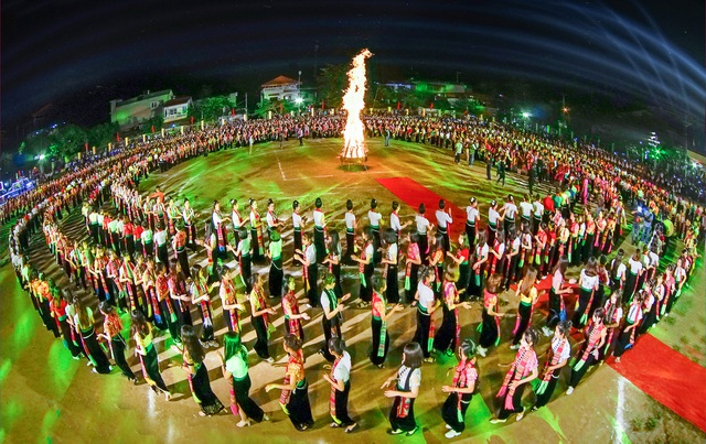 Lần đầu tiên có màn Đại Xoè lớn nhất thế giới trong Lễ hội Mường Lò - 2