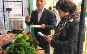 Du khách hào hứng nếm thử hương vị phở xưa trong “Ngày của Phở”