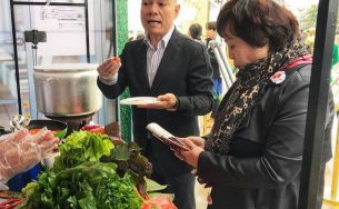 Du khách hào hứng nếm thử hương vị phở xưa trong “Ngày của Phở”