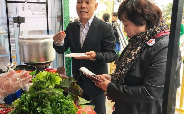 Du khách hào hứng nếm thử hương vị phở xưa trong “Ngày của Phở”