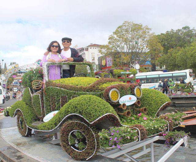 Những chiếc ô tô, xe lam, vespa... cổ được tái hiện sinh động bằng hàng chục loài hoa độc đáo và lạ mắt đang thu hút rất nhiều khách du lịch trong năm 2017. (ảnh: Ngọc Hà)