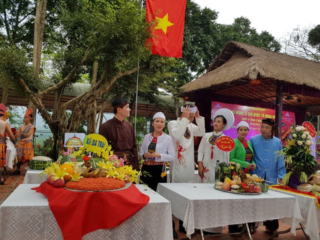 Thanh niên bản Mường biểu diễn thời trang nhân ngày giỗ Tổ Hùng Vương - 2