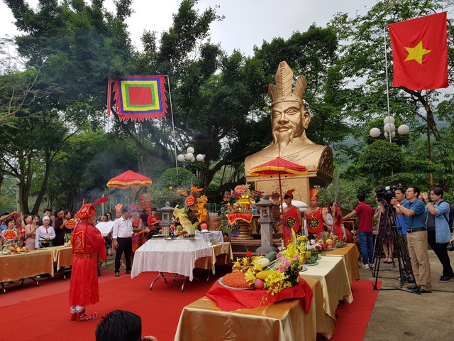 Thanh niên bản Mường biểu diễn thời trang nhân ngày giỗ Tổ Hùng Vương - 8