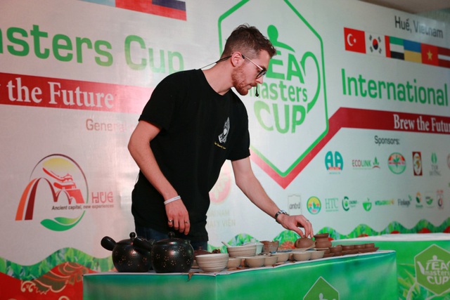 15 nghệ nhân đến từ 15 quốc gia sẽ thi tài trong 4 phần thi của cuộc thi Tea Masters Cup International 2018. Phó Giám đốc Sở Du lịch tỉnh Thừa Thiên Huế, ông Nguyễn Văn Phúc trao đổi, cuộc thi được tổ chức ở quốc gia đứng đầu về xuất khẩu chè và trồng chè nên hy vọng TP Huế sẽ tràn ngập mùi hương của trà, chè những ngày này. Đây là cơ hội quảng bá chè và văn hóa đất nước cũng như giới thiệu các loại trà từ Việt Nam đến thế giới.