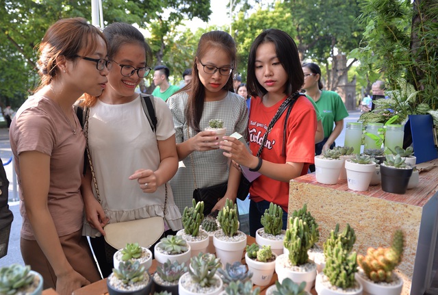 Go Green - Làn sóng “Du lịch xanh” đổ bộ phố đi bộ Hồ Gươm - 7 Go Green - Làn sóng “Du lịch xanh” đổ bộ phố đi bộ Hồ Gươm - 7