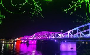 Xem cầu Trường Tiền 123 năm tuổi lung linh đổi màu trong đêm