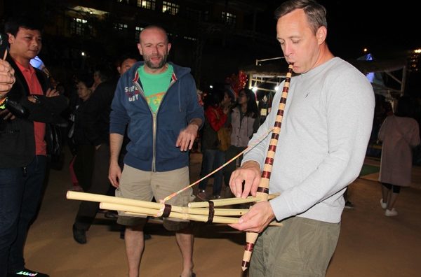 Khách nước ngoài thích thú thổi khèn Mông, ăn bánh hoa tam giác mạch