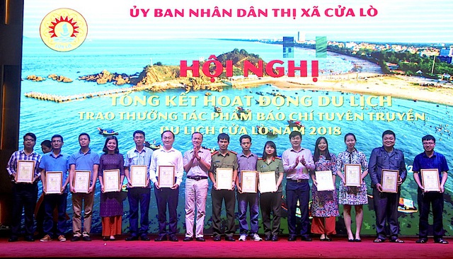 Trao giải thưởng báo chí cho các cá nhân đạt thành tích xuất sắc trong hoạt động du lịch Cửa Lò.