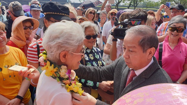 Chu tich tinh Thua Thien Hue don khach ngay dau nam tai cua Ngo Mon 1.jpg