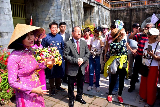 Chu tich tinh Thua Thien Hue don khach ngay dau nam tai cua Ngo Mon 6.jpg