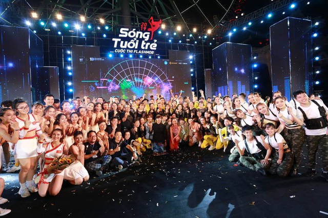 Chung kết Flashmob “Sóng tuổi trẻ”: DUE DANCE ẵm giải thưởng 100 triệu - 1 Chung kết Flashmob “Sóng tuổi trẻ”: DUE DANCE ẵm giải thưởng 100 triệu - 1