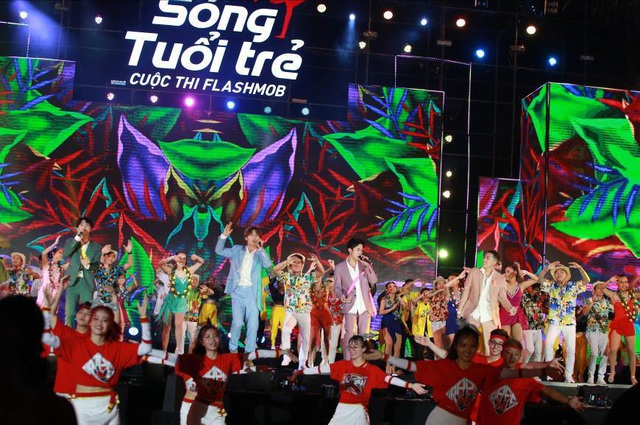 Chung kết Flashmob “Sóng tuổi trẻ”: DUE DANCE ẵm giải thưởng 100 triệu - 2 Chung kết Flashmob “Sóng tuổi trẻ”: DUE DANCE ẵm giải thưởng 100 triệu - 2