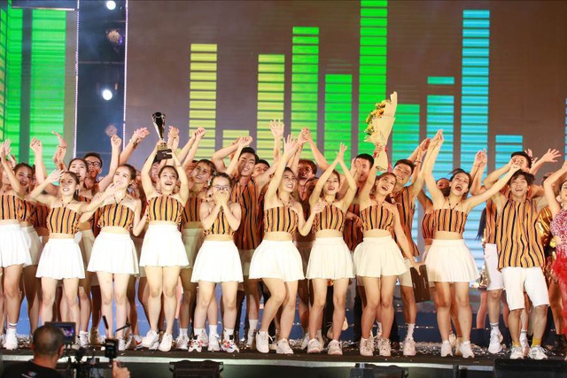 Chung kết Flashmob “Sóng tuổi trẻ”: DUE DANCE ẵm giải thưởng 100 triệu - 8 Chung kết Flashmob “Sóng tuổi trẻ”: DUE DANCE ẵm giải thưởng 100 triệu - 8