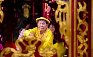 Nô nức về với đền ông Hoàng Mười