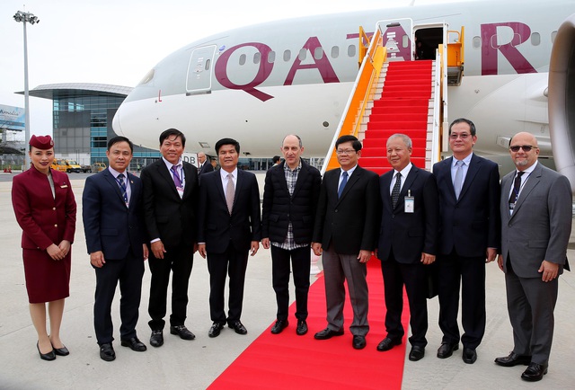 Các lãnh đạo Việt Nam chụp hình cùng Tổng Giám đốc Tập đoàn Qatar Airways, ông Akbar Al Baker