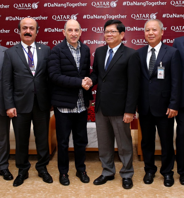 Tổng giám đốc Tập đoàn Qatar Airways, ông Akbar Al Baker chụp hình cùng ông Võ Công Trí, Phó Bí thư Thường trực Thành ủy, HĐND thành phố Đà Nẵng